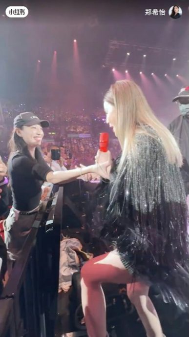 Twins演唱会握手环节 阿Sa遭“狂丝”强吻