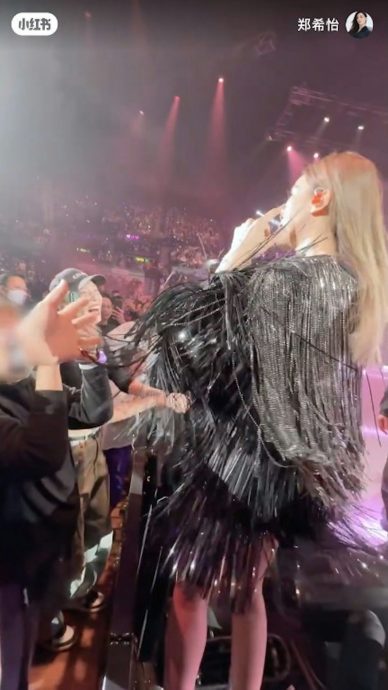 Twins演唱会握手环节 阿Sa遭“狂丝”强吻