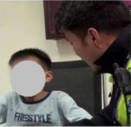 10岁男孩不满父母偏心 走1公里路上警局举报父母