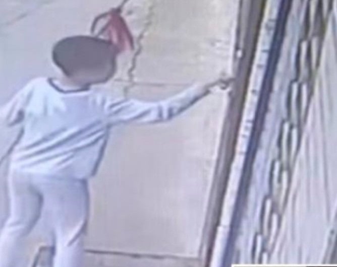 10岁男孩不满父母偏心 走1公里路上警局举报父母