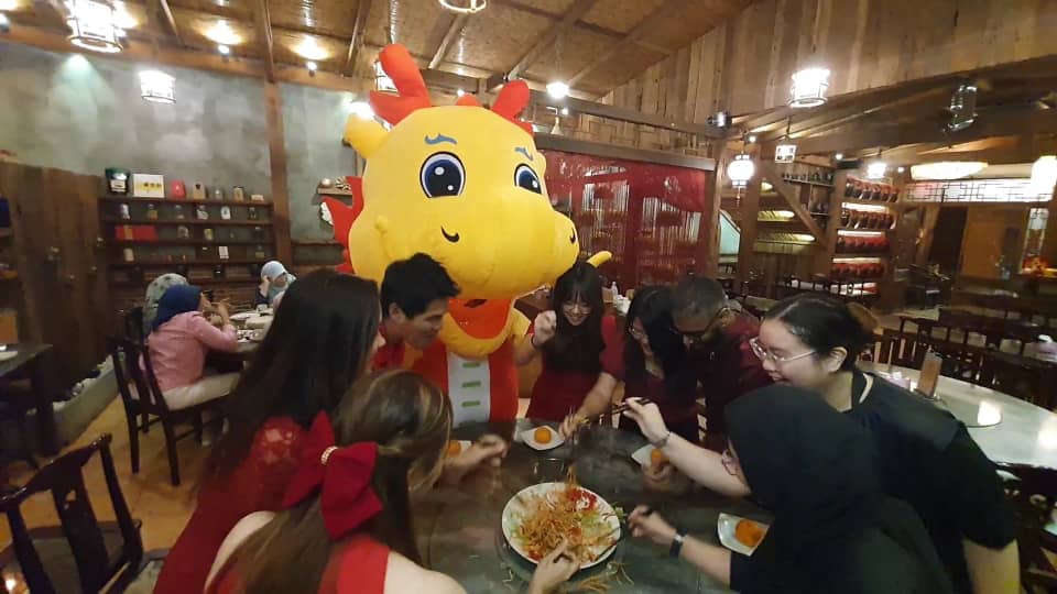 融入年俗国语歌词 混血导演制跨族《大团圆》