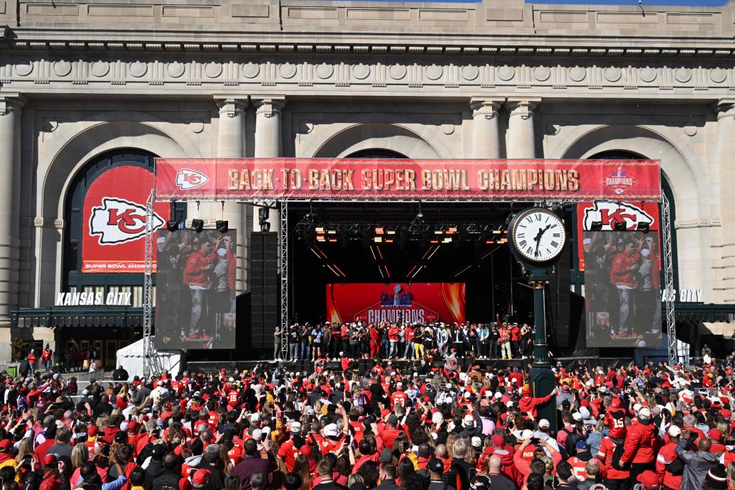 1死22伤 包括8童 超级杯封王游行爆血腥枪击