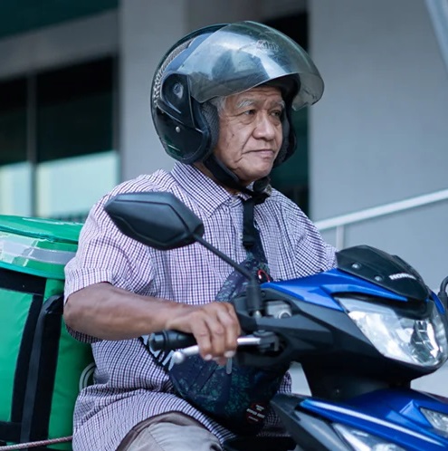 2名儿子成年后没工作 70岁父无法退休送餐养家