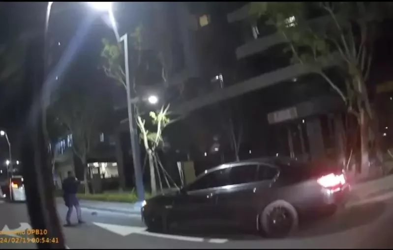 3人持电击棒强押男子 警开12枪救人