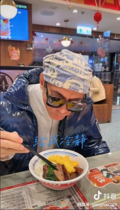 62岁江华亲解戴头巾之谜 大方承认有地中海