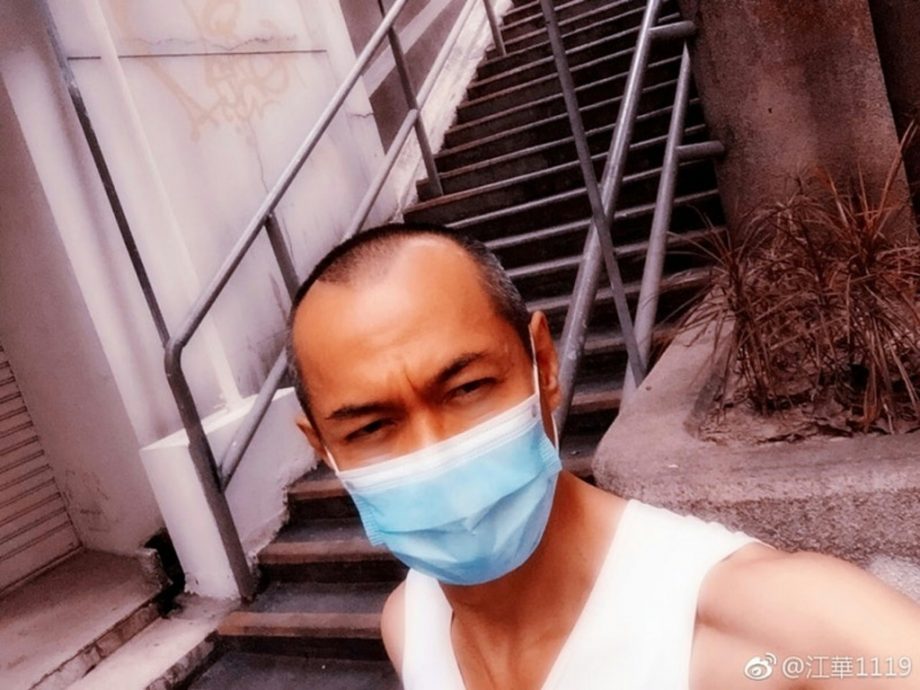 62岁江华亲解戴头巾之谜 大方承认有地中海