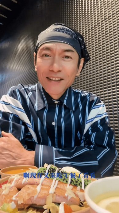 62岁江华亲解戴头巾之谜 大方承认有地中海