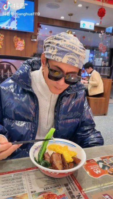 62岁江华亲解戴头巾之谜 大方承认有地中海