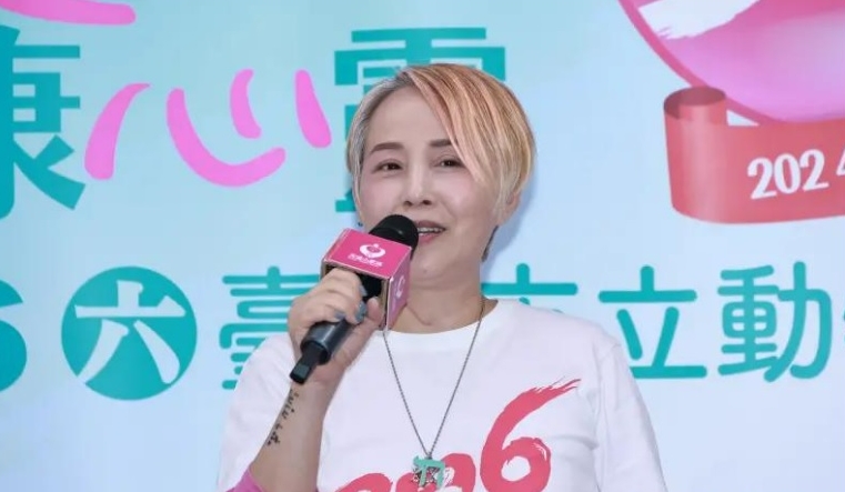 82岁母亲今早病逝 李明依忍痛上工