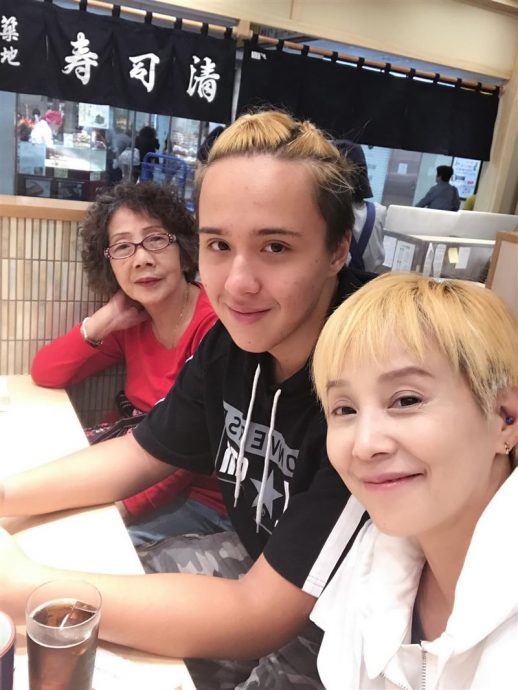 82岁母亲今早病逝 李明依忍痛上工