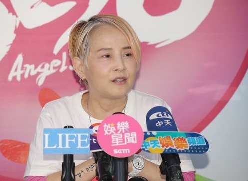 82岁母亲今早病逝 李明依忍痛上工