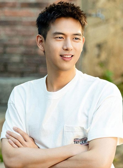 Baby账号解封涨粉40万 传新剧搭李现被骂惨