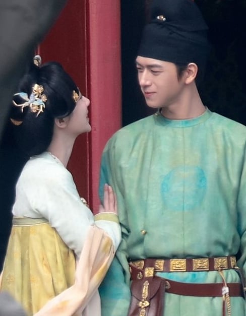 Baby账号解封涨粉40万 传新剧搭李现被骂惨