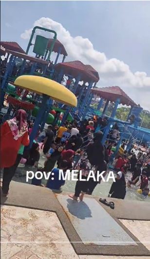 公假马六甲水上乐园人山人海 网叹:池水变污浊 该怎么洗澡?