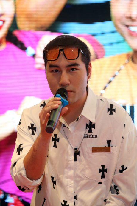 ​吴岱融刘玲玲玩亲亲抢镜 《小败之王》盼票房破300万