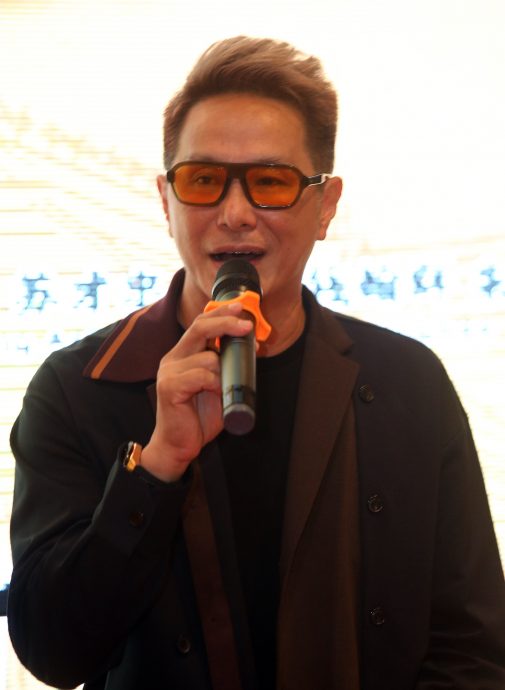 ​吴岱融刘玲玲玩亲亲抢镜 《小败之王》盼票房破300万