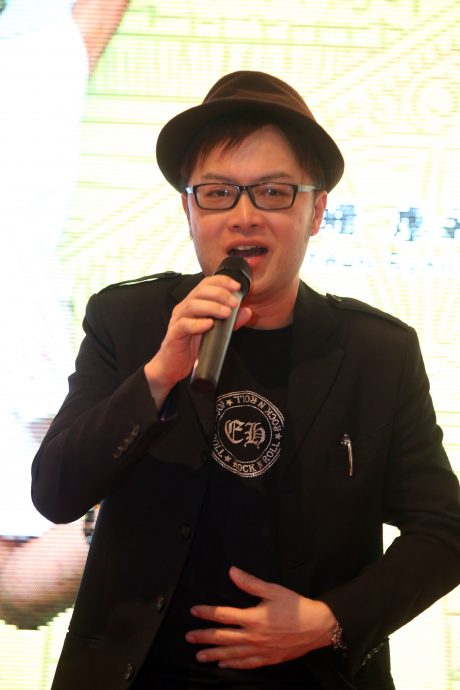 ​吴岱融刘玲玲玩亲亲抢镜 《小败之王》盼票房破300万