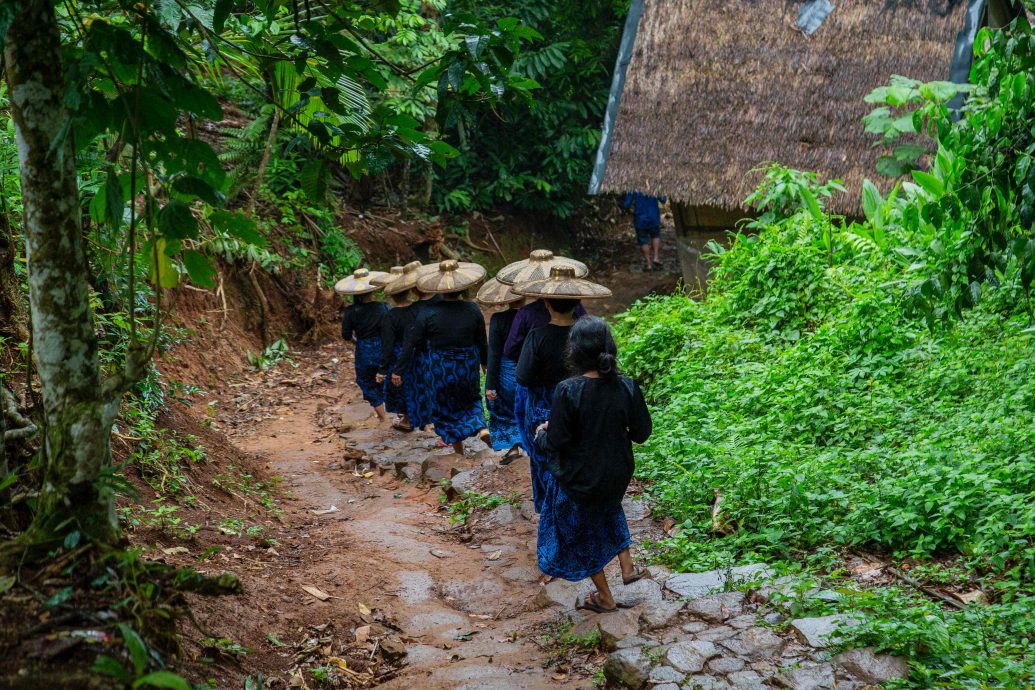 “千岛之国”印尼选举  票箱需跋山涉水搬运 每一票都从难中来  