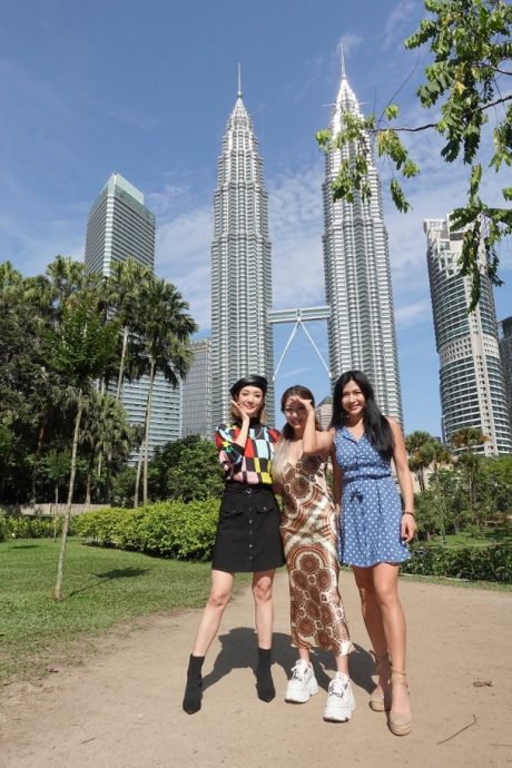 “细龙太”带游大马 王君馨逛茨厂街感受年味