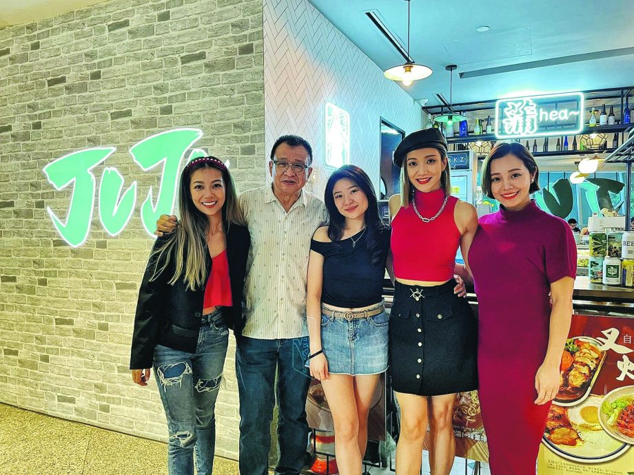 “细龙太”带游大马 王君馨逛茨厂街感受年味