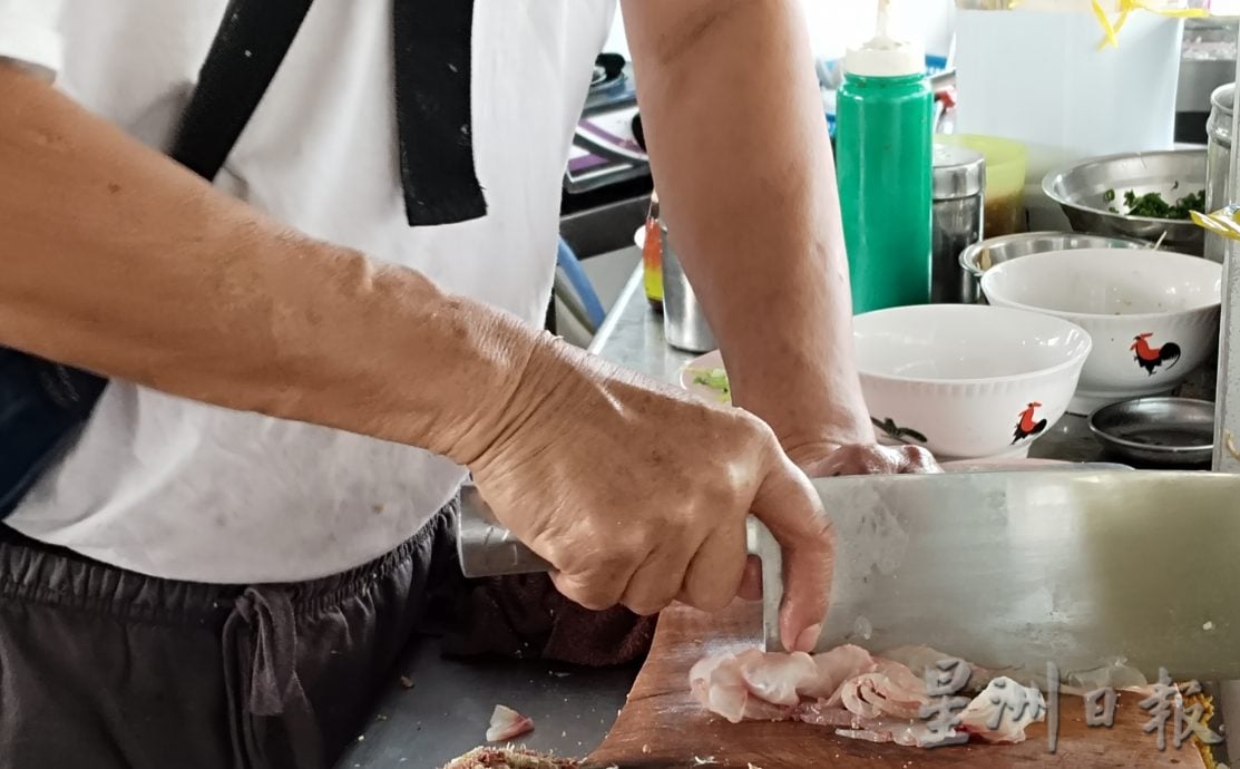 ★2月25日刊登／大霹雳封底主文／【人气美食】／金鹰美食中心旺角粥档 33年老味道