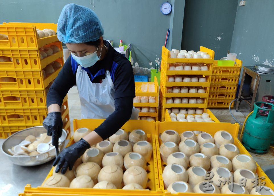 ★2月26日刊登／大霹雳封底主文／【农的传人】／一香椰五种产品 椰子物尽其用  