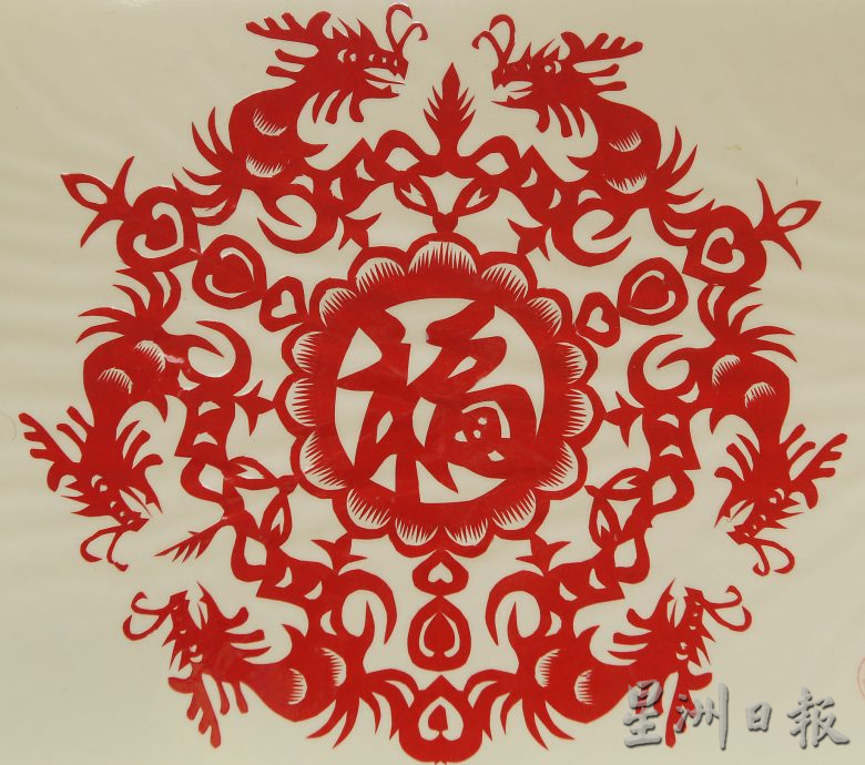 ★2月2日刊登／大霹雳封底主文／【龙重登场】／梁月好吉龙贺岁剪纸 灵动祥瑞