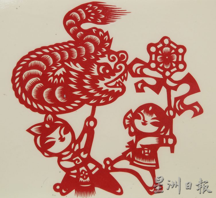 ★2月2日刊登／大霹雳封底主文／【龙重登场】／梁月好吉龙贺岁剪纸 灵动祥瑞