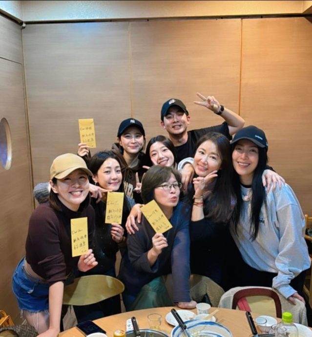 《华灯初上》演员开心合体 林心如霸气派红包