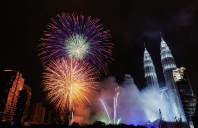 【点燃年味／02】一场绚烂的烟花秀，是如何创造出来的？