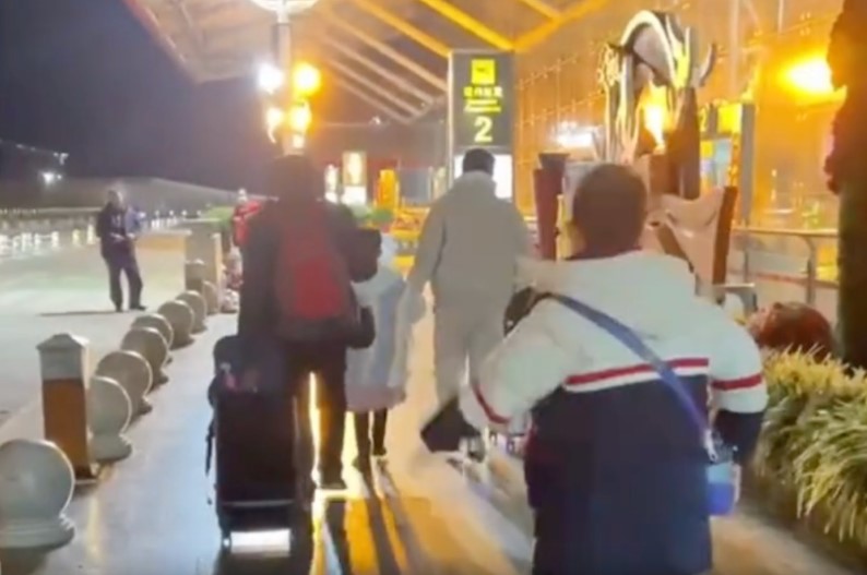 一家五口游云南拒买手镯被赶下车 旅行社:导游没空道歉