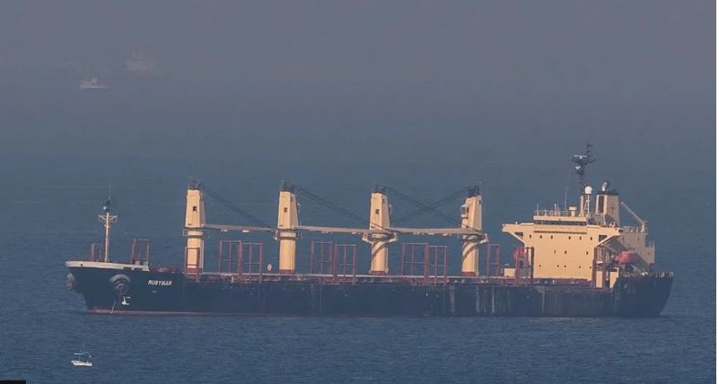一日内3船遭击中 红海首见船员弃船而逃