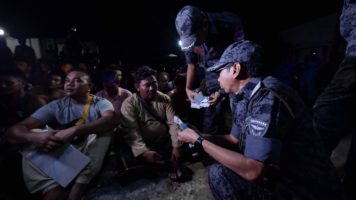 上百人窝藏油棕园建立“村落”·移民局逮捕132非法外劳