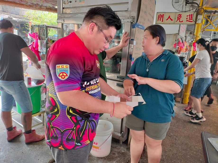 不给钱不肯离开 “官员”到档口“筹款”