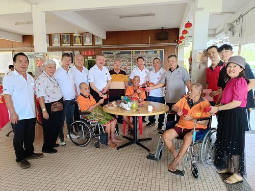 东：关丹斗母宫和关丹活佛坛新年访安老院
