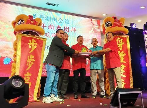 东：关丹潮州会馆新春联欢晚宴闹哄哄