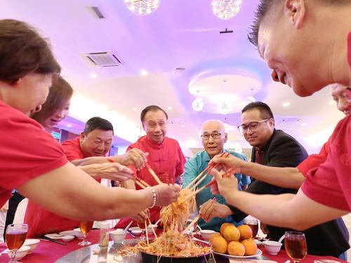 东：关丹潮州会馆新春联欢晚宴闹哄哄