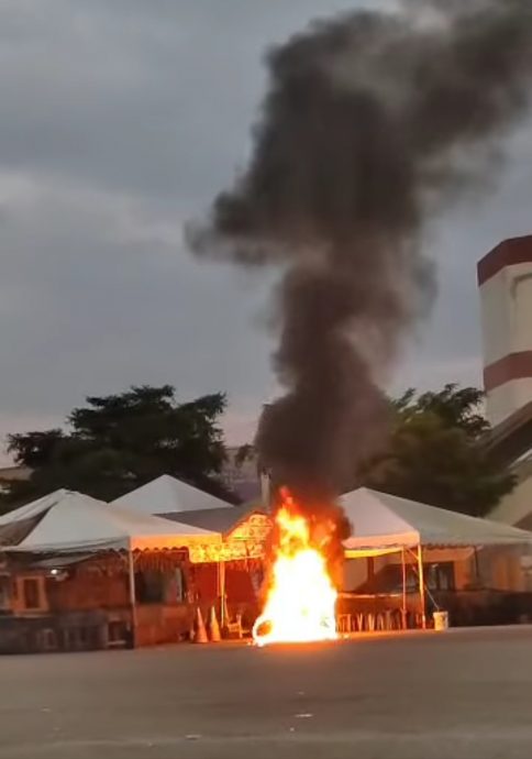 东：华裔男子晨运，停放在外间停车场的摩托车突然失火烧毁