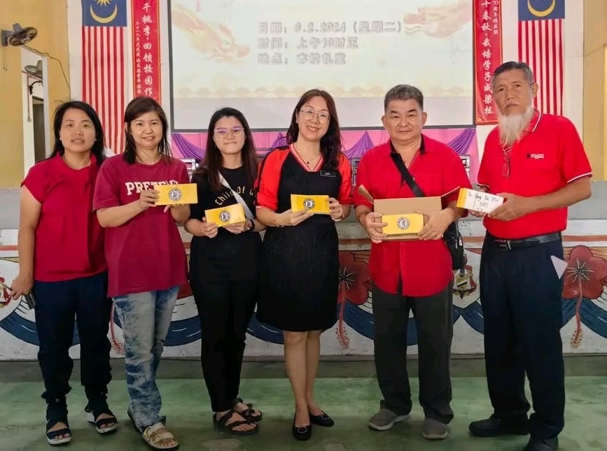 东:卢宇廷说,现今年轻人最喜欢的行业是当网红