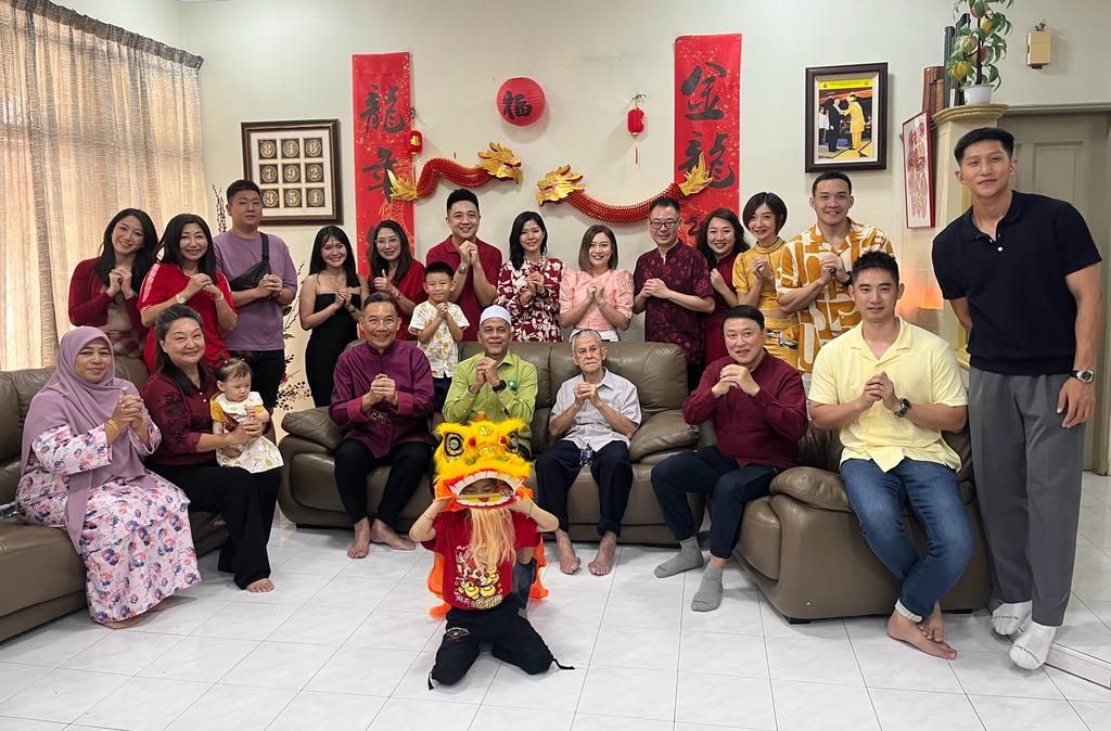 东:吉兰丹中华大会堂会长拿督黄保俊定于大年正月初一在住家开放门户喜迎嘉宾莅临拜年,国州议员和丹州政府代表纷纷登门共庆新春佳节,欢聚一堂。