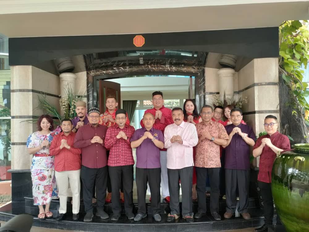 东:吉兰丹中华大会堂会长拿督黄保俊定于大年正月初一在住家开放门户喜迎嘉宾莅临拜年,国州议员和丹州政府代表纷纷登门共庆新春佳节,欢聚一堂。