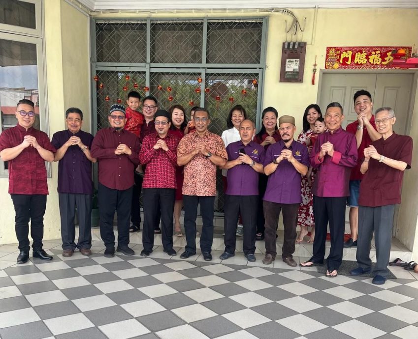 东:吉兰丹中华大会堂会长拿督黄保俊定于大年正月初一在住家开放门户喜迎嘉宾莅临拜年,国州议员和丹州政府代表纷纷登门共庆新春佳节,欢聚一堂。