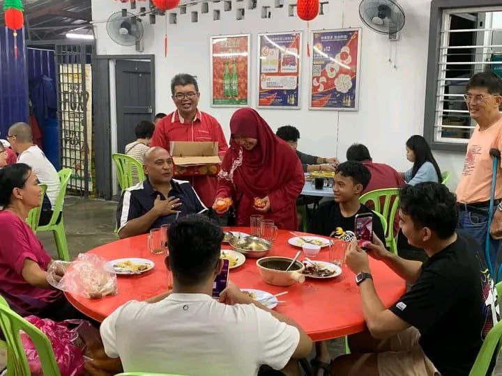 东:吉兰丹中华大会堂会长拿督黄保俊定于大年正月初一在住家开放门户喜迎嘉宾莅临拜年,国州议员和丹州政府代表纷纷登门共庆新春佳节,欢聚一堂。