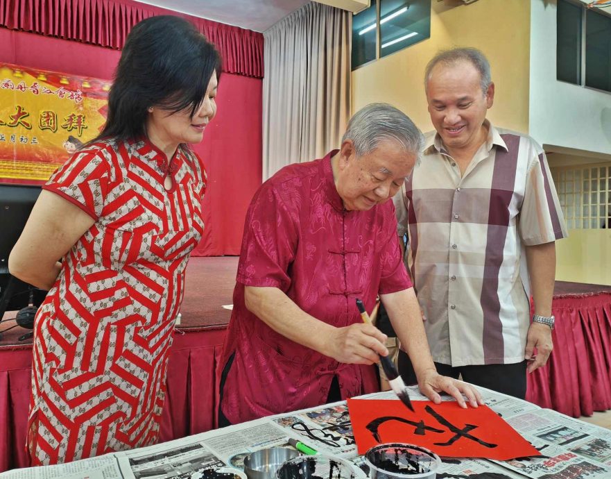 东：吉兰丹晋江会馆会长叶子栋说，回家过年是华人的传统，哪怕只有一天的时间，都不能忘掉这个传统，因为对华人来说，家庭最重要。