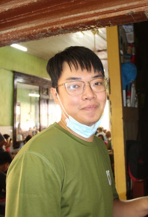 东:大年初四茶室仍然爆满,民众需要排队半小时才能入座