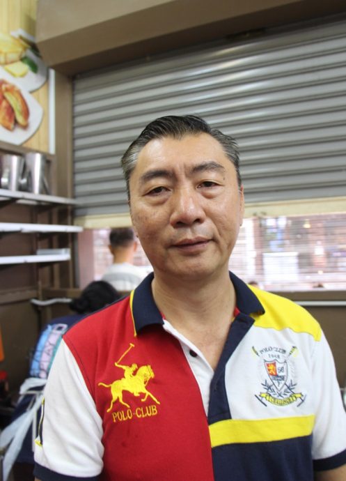 东:大年初四茶室仍然爆满,民众需要排队半小时才能入座