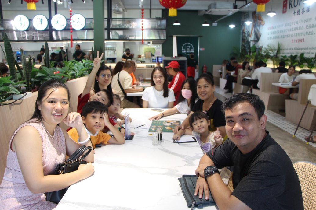 东:大年初四茶室仍然爆满,民众需要排队半小时才能入座