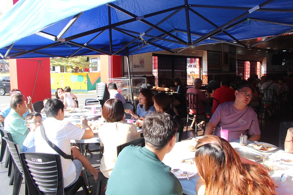 东:大年初四茶室仍然爆满,民众需要排队半小时才能入座