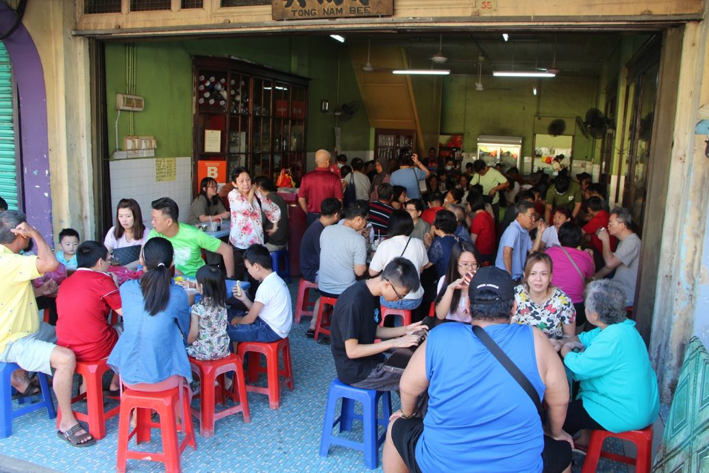 东:大年初四茶室仍然爆满,民众需要排队半小时才能入座