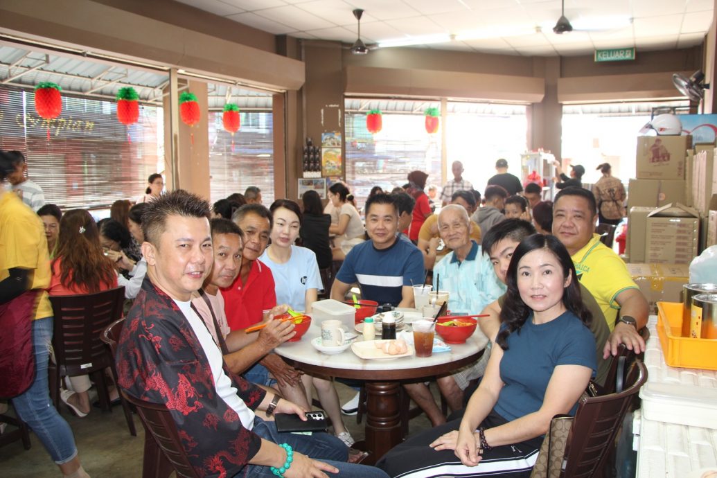 东:大年初四茶室仍然爆满,民众需要排队半小时才能入座